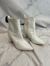 Load image into Gallery viewer, White Heeled Boots- W6.5
