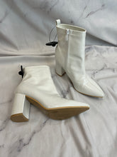 Load image into Gallery viewer, White Heeled Boots- W6.5
