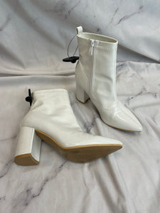 White Heeled Boots- W6.5