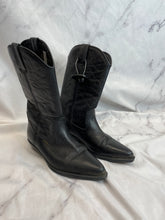 Load image into Gallery viewer, Wrangler Black Cowboy Boots- W6
